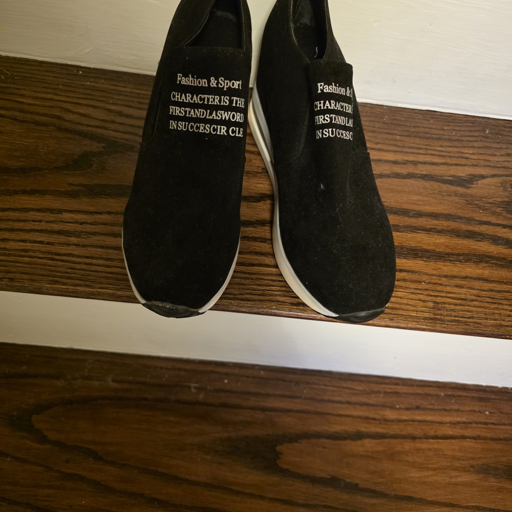 Brand New Sneaker/Wedge Type Sjoes.